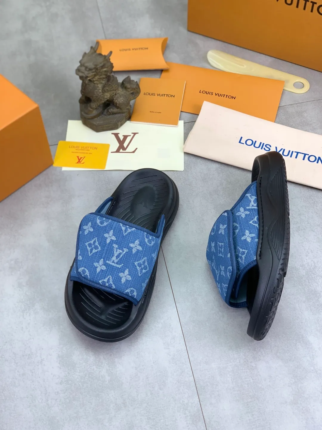 Men's shoes 💰P320💰【New style】🆘 Original quality 【LOUIS VUITTON】The popular Louis Vuitton LV men's slippers on the official website are on sale simultaneously! Original fabric imported from Italy. Original bottom provided by the original factory. Number of yards: 38-44 (customized to 45). Multiple colors to choose from. Fully packaged drawer box.
